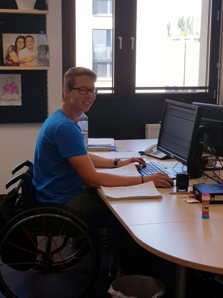 Leon Deppe an seinem Arbeitsplatz in Wien